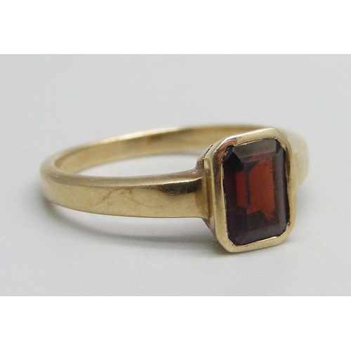 1048 - A 9ct gold ring set with a garnet, 2.6g, N