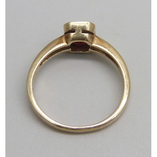 1048 - A 9ct gold ring set with a garnet, 2.6g, N