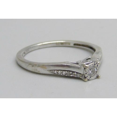 1051 - A 9ct white gold ring set with diamonds, 1.6g, K