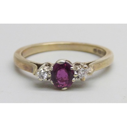 1052 - A 9ct gold ring set with a ruby and two diamonds, 2g, L