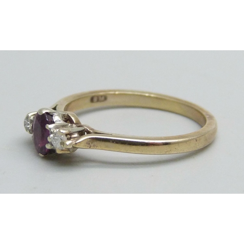 1052 - A 9ct gold ring set with a ruby and two diamonds, 2g, L