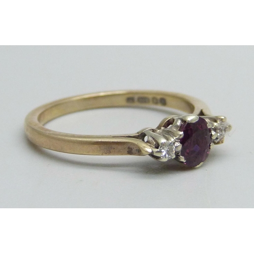 1052 - A 9ct gold ring set with a ruby and two diamonds, 2g, L