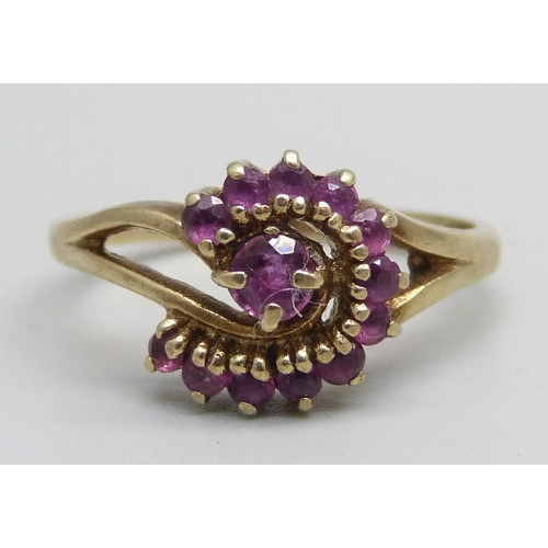 1055 - A 9ct gold ring set with rubies, 2.3g, O