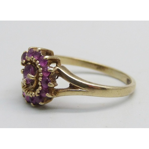 1055 - A 9ct gold ring set with rubies, 2.3g, O