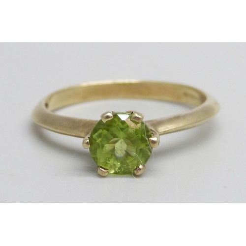 1057 - A 9ct gold ring set with a peridot, 1.9g, N