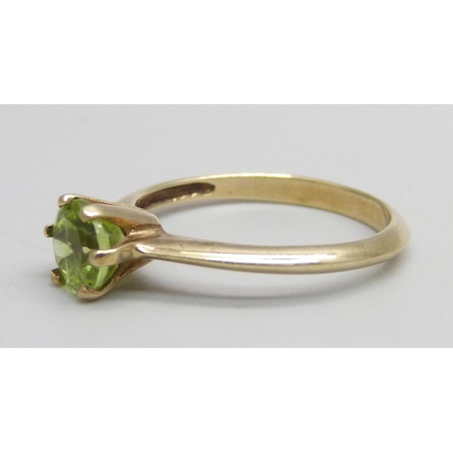 1057 - A 9ct gold ring set with a peridot, 1.9g, N