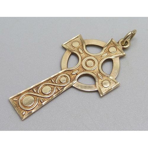 1058 - A 9ct gold cross pendant, 3.5g, 4.4cm