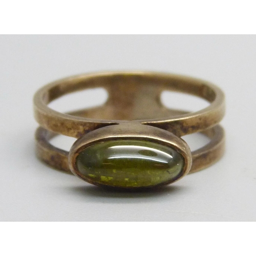 1061 - A 9ct gold ring set with a cabochon green stone, 3.2g, M