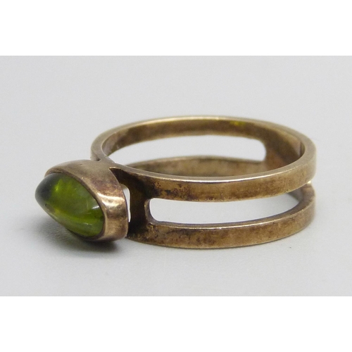 1061 - A 9ct gold ring set with a cabochon green stone, 3.2g, M