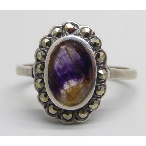 1063 - A silver ring set with Blue John and marcasite, Q/R