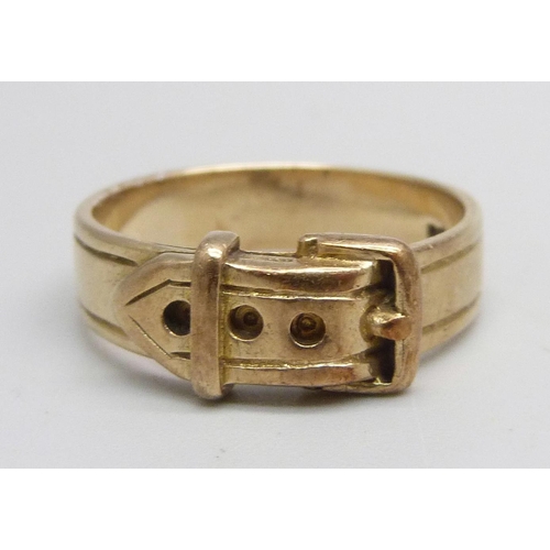 1065 - A 9ct gold buckle ring, 6.3g, U/V