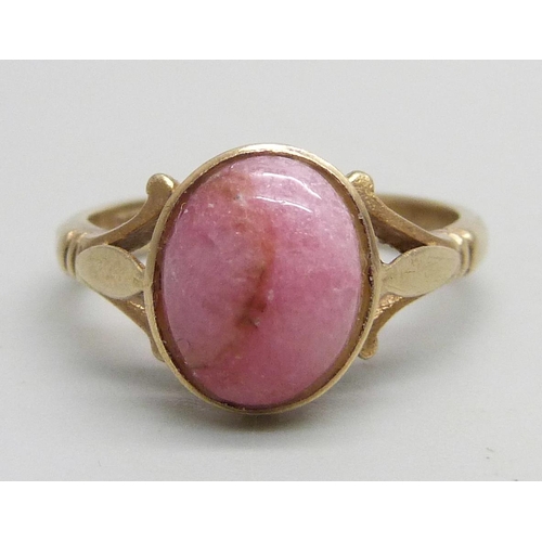 1066 - A 9ct gold ring set with pink quartz, 3g, M