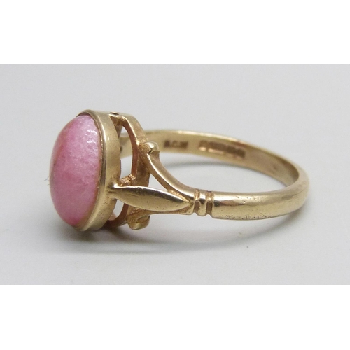 1066 - A 9ct gold ring set with pink quartz, 3g, M