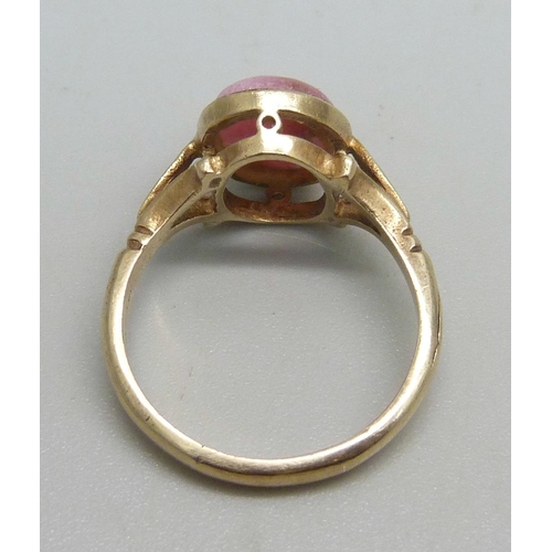 1066 - A 9ct gold ring set with pink quartz, 3g, M