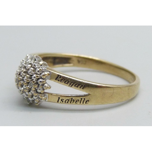 1067 - A 9ct gold diamond cluster ring, with engraved names, 2g, O