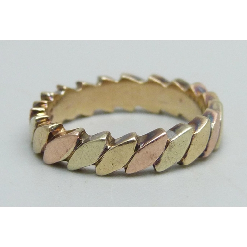 1069 - A 9ct gold ring, 4g, L