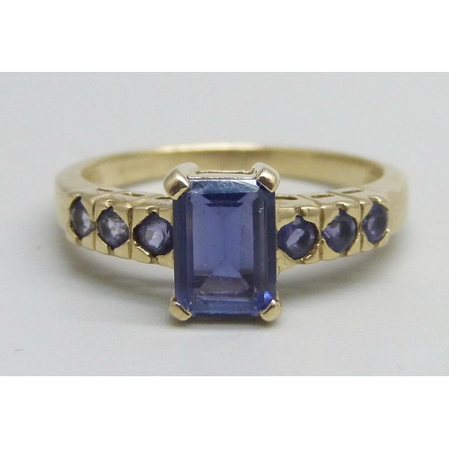 1073 - A 9ct gold ring set with seven purple stones, 2.4g, N