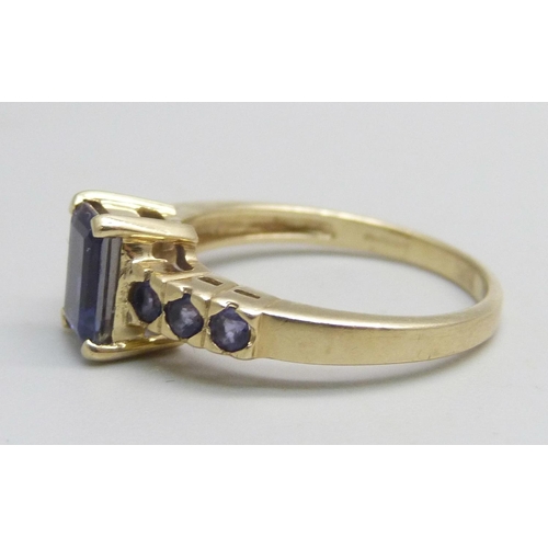 1073 - A 9ct gold ring set with seven purple stones, 2.4g, N