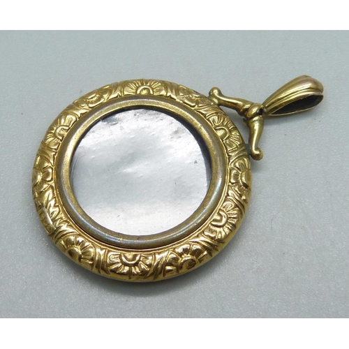 1077 - A 9ct gold photograph locket, 4.5g, 4cm, bale loop a/f