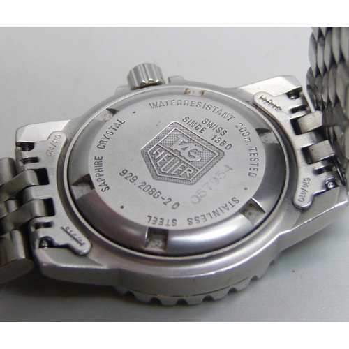 1081 - A lady's Tag Heuer Professional 200 Meter wristwatch, 30mm including crown