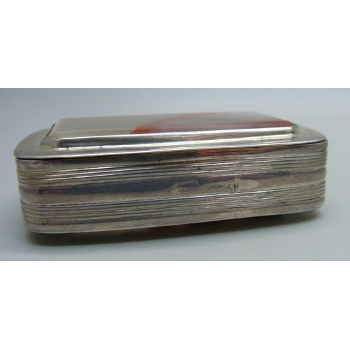 1082 - A James Beebe agate and silver snuff box with reeded sides, London 1834, 6.8 x 4cm, 70g