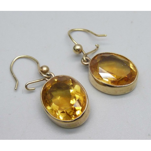 1085 - A pair of 9ct gold and citrine earrings, 4.5g, and a 9ct gold and silver ring, N, one stone missing