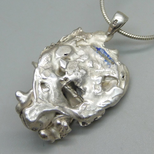 1094 - A modern water-cast silver pendant by Andrew Elliott, assayed for maker and set with a cultured pear... 