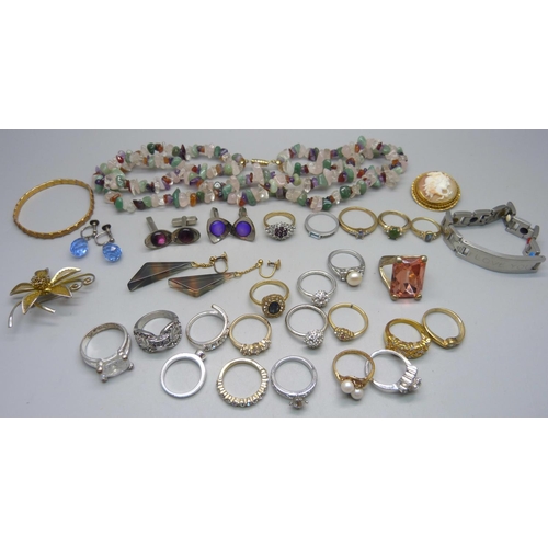 1101 - A collection of costume jewellery including a cameo brooch, hardstone necklace, costume rings, etc.