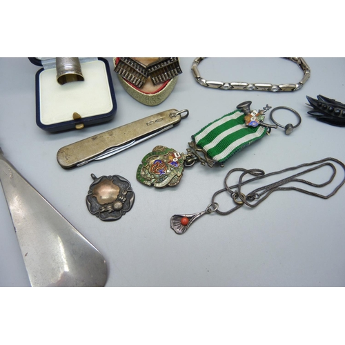 1102 - A collection of silver including a penknife, a thimble, a shoe horn with silver handle, a pair of cu... 