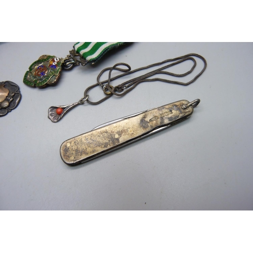 1102 - A collection of silver including a penknife, a thimble, a shoe horn with silver handle, a pair of cu... 