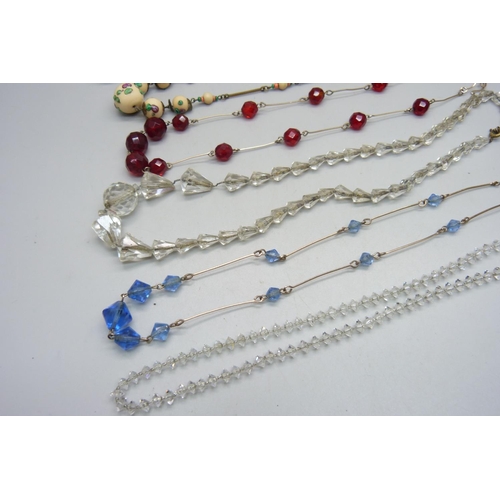 1112 - Seven vintage necklets