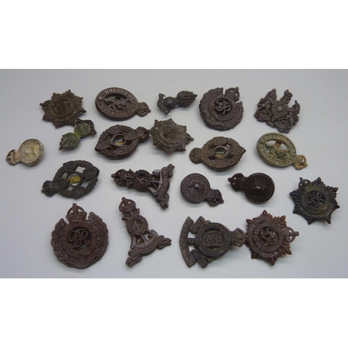 1115 - A collection of WWII plastic cap badges