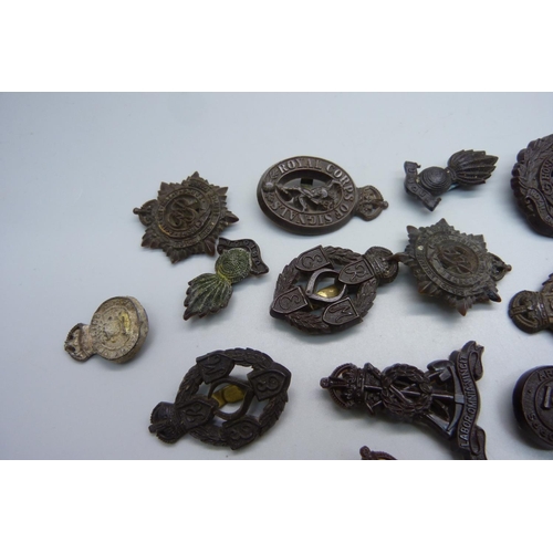 1115 - A collection of WWII plastic cap badges