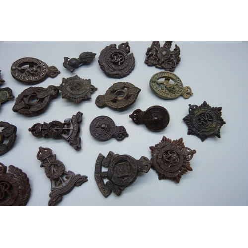 1115 - A collection of WWII plastic cap badges