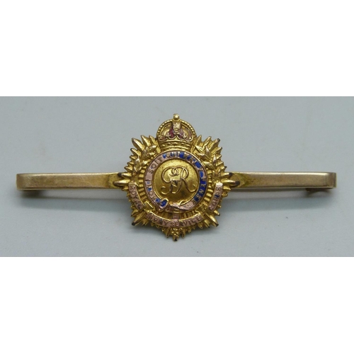 1126 - A George V WWI Army Service pin badge, marked 9ct to the reverse of the brooch, 5.9g, enamel a/f