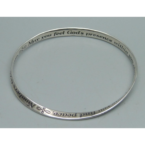 1136 - A silver psalm / prayer bangle, 14g