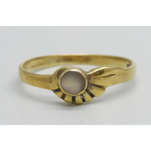 1140 - A silver gilt ring set with a moonstone, O