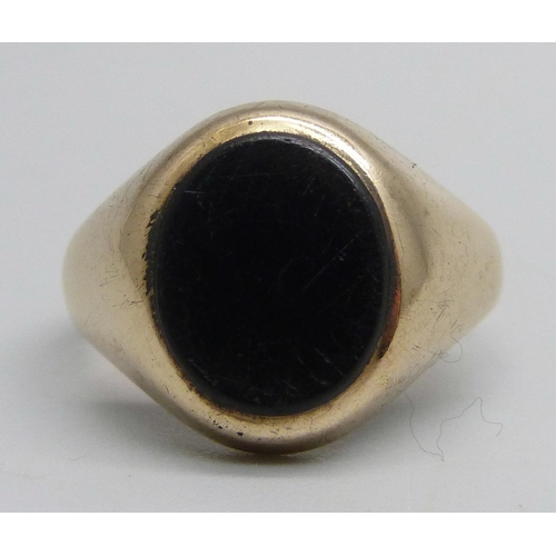 1143 - A 9ct gold and onyx signet ring, 4g, N