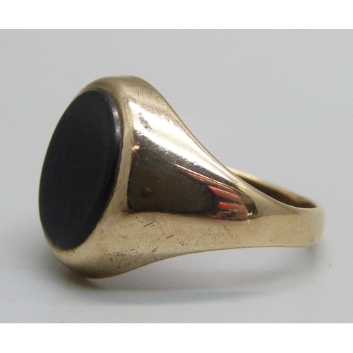 1143 - A 9ct gold and onyx signet ring, 4g, N