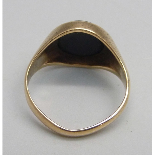 1143 - A 9ct gold and onyx signet ring, 4g, N