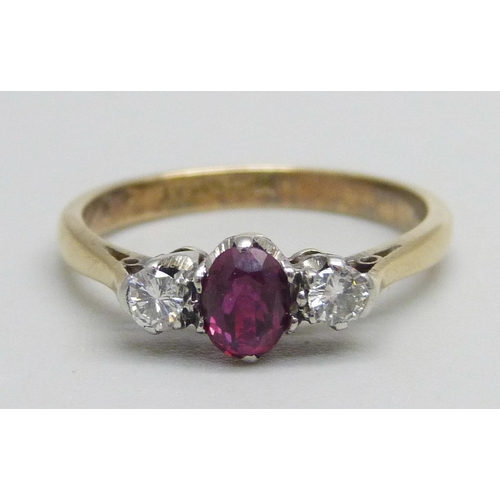 1147 - An 18ct gold and platinum ring set with a ruby and two diamonds, 2.5g, L