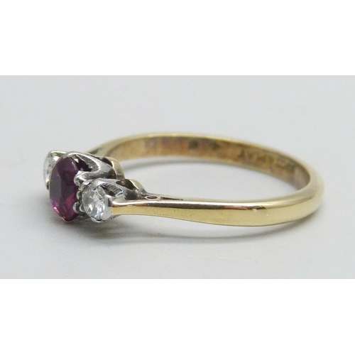 1147 - An 18ct gold and platinum ring set with a ruby and two diamonds, 2.5g, L