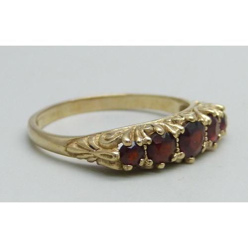 1148 - A 9ct gold ring set with five garnets, 2.4g, O