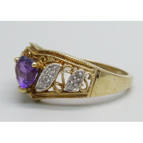 1149 - A 9ct gold ring set with an amethyst and diamond chips, 3g, P