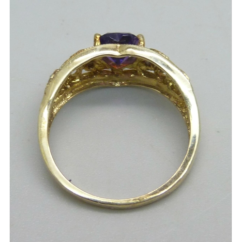 1149 - A 9ct gold ring set with an amethyst and diamond chips, 3g, P