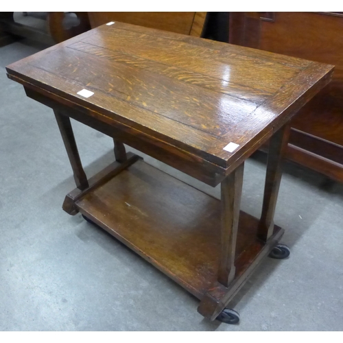 139 - An oak draw-leaf trolley