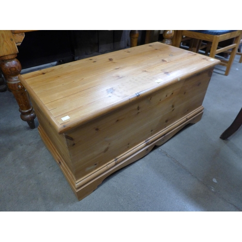 165 - A pine blanket box