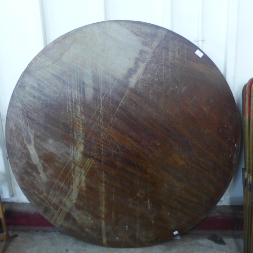 272 - A Victorian mahogany circular tilt-top breakfast table