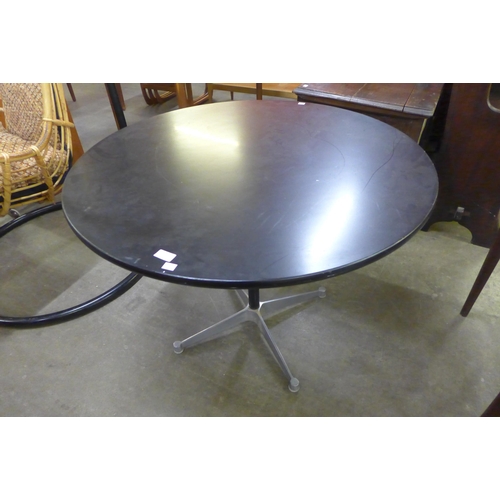 60 - An Eames style aluminium and black lacquered circular dining table