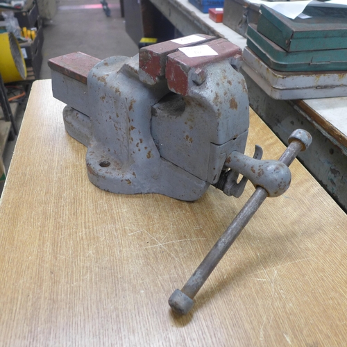2011 - A quick release bench vice